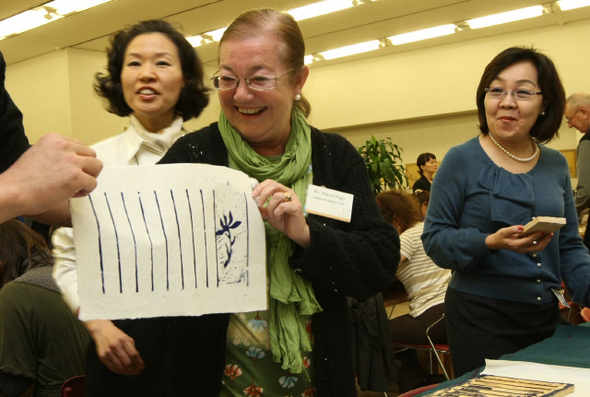 한 주한 외교대사 가족이 19일 서울 용산 국립중앙박물관에서 전시물을 관람한 뒤 판화기법을 사용해 만든 시전지를 들어보이며 환하게 웃고 있다.  시전지는 조선시대 시나 편지를 쓰기 위해 멋스러운 문양을 넣어 만든 종이다. 김진수 기자 <A href="mailto:jsk@hani.co.kr">jsk@hani.co.kr</A>