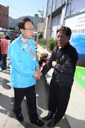 20일 낮 경남 양산시 물금읍 물금시장에서 박희태 한나라당 후보가 양산 재보궐선거운동을 하며 유권자들에게 한표를 지지하고 있다. 양산/김태형 기자 xogud555@hani.co.kr