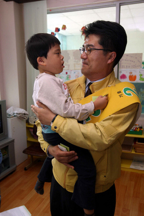 20일 오전 경남 양산시 범어리 양산종합사회복지관에서 송인배 민주당 후보가 양산 재보궐선거운동을 하며 유권자들에게 한표를 호소하고 있다. 양산/김태형 기자 xogud555@hani.co.kr