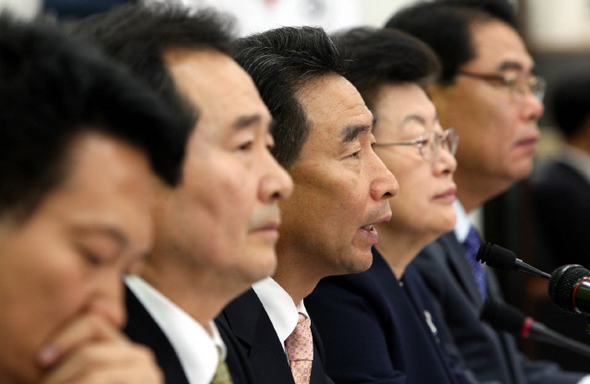 이강래 민주당 원내대표(왼쪽 셋째)가 21일 오전 국회에서 열린 당 최고위원회의에서 “국정감사가 끝난 뒤 혁신도시 특별법을 개정해 이전 기관과 기간을 명시적으로 못박겠다”고 밝히고 있다.  김봉규 기자 bong9@hani.co.kr