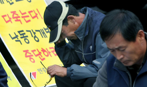  대구·경북 지역 골재채취 노동자들이 21일 오후 서울 여의도 한나라당 당사 앞에서 열린 4대강 정비 사업 반대 기자회견에서 근심스런 표정으로 앉아 있다. 이들은 4대강 정비사업을 중단하고, 생존권을 보장해달라고 요구했다.  박종식 기자 anaki@hani.co.kr