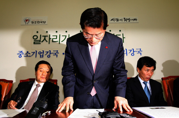  의원직을 상실한 문국현 창조한국당 대표(가운데)가 22일 오후 국회에서 기자회견을 마친 뒤 인사하고 있다. 문 대표는 “대법원이 공천헌금을 받은 혐의로 징역 8월에 집행유예 2년을 선고한 것은 오심”이라며 재심을 청구하겠다고 밝혔다. 
 김봉규 기자 <A href="mailto:bong9@hani.co.kr">bong9@hani.co.kr</A>