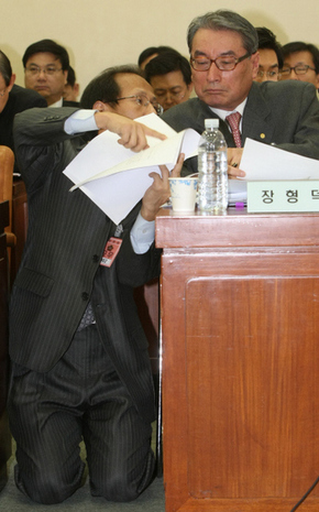 23일 국회 정무위원회의 금융위원회와 금융감독원에 대한 국정감사에서 증인으로 출석한 장형덕 여신전문금융협회장(오른쪽)이 관계 직원한테서 답변자료를 건네받고 있다.
 김진수 기자 <A href="mailto:jsk@hani.co.kr">jsk@hani.co.kr</A>