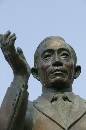구미초등학교에 있는 박정희 전 대통령 동상. <한겨레> 자료사진