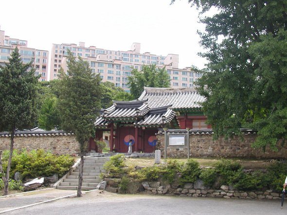 정암 조광조는 군자의 상징으로 일컬어지는 조선 중기의 유학자다. 그의 죽음으로 조선은 개혁에서 수구로 급격히 기울었다. 사진은 그가 유배지에서 사사당할 때까지 그를 모시고 뒷수습까지 한 제자 학포 양팽손의 위패를 봉인한 심곡서원의 모습이다.  성균관대 출판부 제공