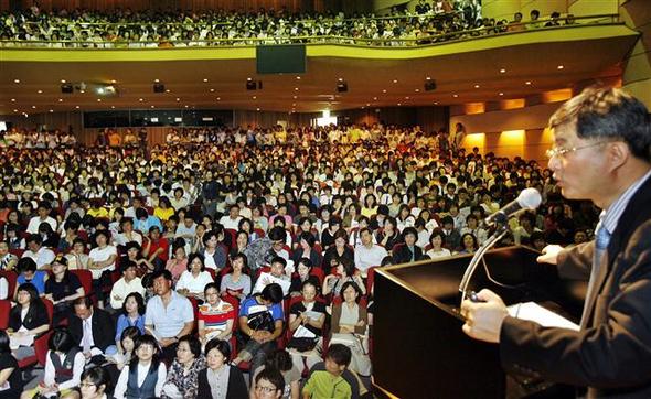수능시험 이후 실시하는 수시 2차 모집 전형은 대학 가는 또 하나의 길이다. 수능시험 가채점 결과가 모의고사 성적보다 낮게 나온 수험생들이 적극 고려해볼 만하지만, 소신지원이 아니라면 무리하게 지원하지 않는 게 좋다. 사진은 한 대학의 수시모집 설명회 장면.  연합뉴스