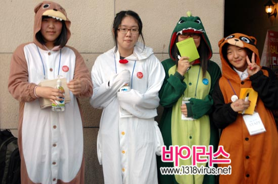 신종플루 예방 손소독제를 나누어 준 기획단 친구들  ⓒ 인터넷뉴스 바이러스