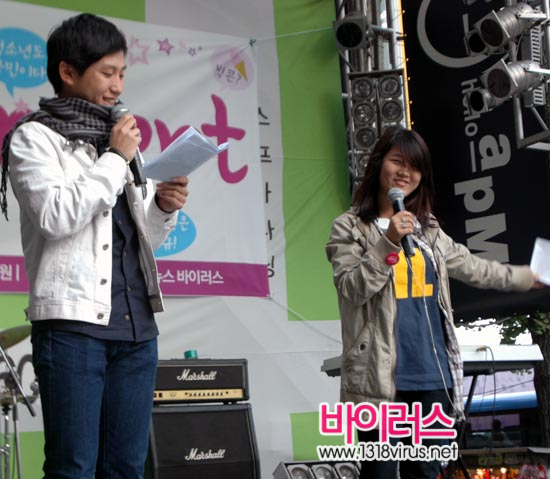 행사 사회를 본 유상원 김현정 학생  ⓒ 인터넷뉴스 바이러스