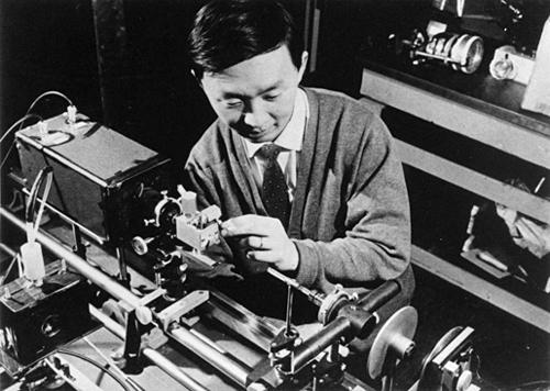 올 노벨물리학상은 수상자들이 40여 년 전에 이룩한 업적이었다. 사진은 1960년대 젊은 과학자였던 찰스 가오 박사가 광섬유에 대한 초기 실험을 하고 있는 모습이다. Copyright &copy; The Chinese University of Hong Kong