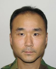 한국에서 아동 노동이 보편적인 것인 것처럼 묘사한 독일 교과서를 발견해 출판사로부터 사과를 받은 조보현(34) 소령. 조 소령은 ”대한민국 국민으로서 당연히 해야 할 일을 한 것으로, 누구라도 그렇게 했을 것”이라고 말했다.(베를린=연합뉴스)