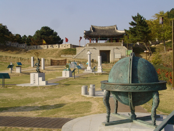 부산 동래구는 동래읍성 북문 앞에 장영실 과학동산을 조성해 다음달 4일 문을 연다. 이곳에는 혼천의, 알부일구 등 조선시대 천문기기 복원품 19점을 설치해 전시한다.