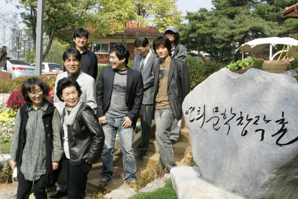 작가들에게 집필 공간으로 제공되는 연희문학창작촌이 다음달 5일 개관을 앞두고 27일 낮 공개되었다. 소설가 유시연씨와 시인 신달자씨(앞줄 왼쪽부터), 소설가 박범신씨와 시인 김근·김경주씨(가운뎃줄 왼쪽부터), 그리고 소설가 백가흠씨와 시인 박형준씨, 소설가 김남일씨(뒷줄 왼쪽부터) 등 입주 작가들이 창작촌을 둘러보고 있다.   이종찬 선임기자 <A href="mailto:rhee@hani.co.kr">rhee@hani.co.kr</A>