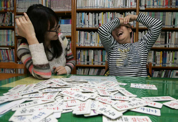  인지치료사인 최주철(25·왼쪽)씨가 28일 오후 서울 성동구 마장동 성동장애인 종합복지관에서 학습장애를 겪고 있는 이아무개(13) 어린이의 언어능력을 치료하고 있다. 이 어린이는 지방정부로부터 재활치료 바우처를 지원받아 치료받고 있다. 이종찬 선임기자 <A href="mailto:rhee@hani.co.kr">rhee@hani.co.kr</A>