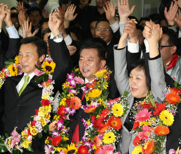  수원 장안에서 승리한 이찬열 민주당 후보(가운데)가 28일 밤 당선이 확정된 뒤 선대위원장인 손학규 전 대표(왼쪽) 등과 함께 환호하고 있다. 김진수 기자 <A href="mailto:jsk@hani.co.kr">jsk@hani.co.kr</A>