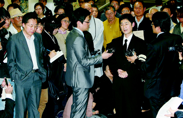 “대한민국이 원망스럽다” 이충연 용산철거민대책위원장의 형인 이성연(앞줄 오른쪽 둘째)씨가 28일 오후 서초구 서울중앙지법에서 “대한민국 국민이라는 게 원망스럽다”며, 1심 재판부의 ‘9명 전원 유죄 판결’에 대한 소감을 밝히고 있다. 앞줄 맨 왼쪽이 이 사건 변호를 맡은 김형태 변호사. 이종근 기자