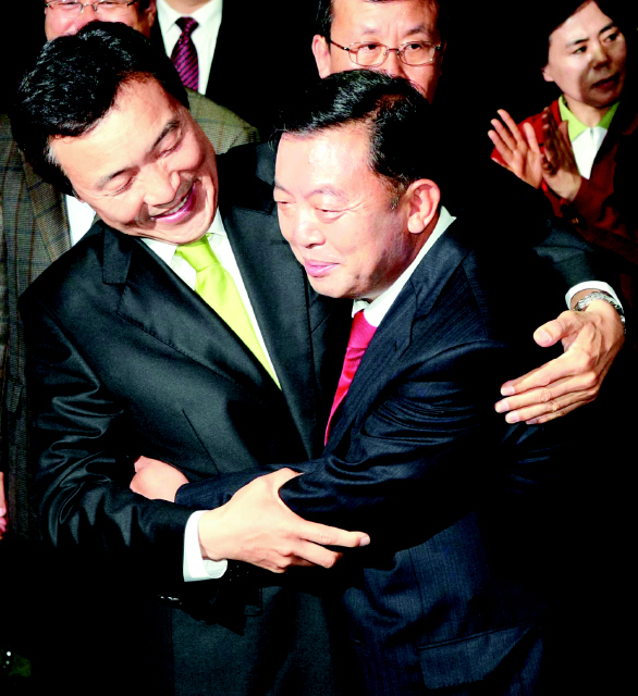 손학규 민주당 전 대표(왼쪽)가 28일 저녁 경기도 수원 이찬열 후보 사무실에서 당선이 확정된 이 후보를 끌어안으며 기뻐하고 있다. 수원/김진수 기자 <A href="mailto:jsk@hani.co.kr">jsk@hani.co.kr</A>