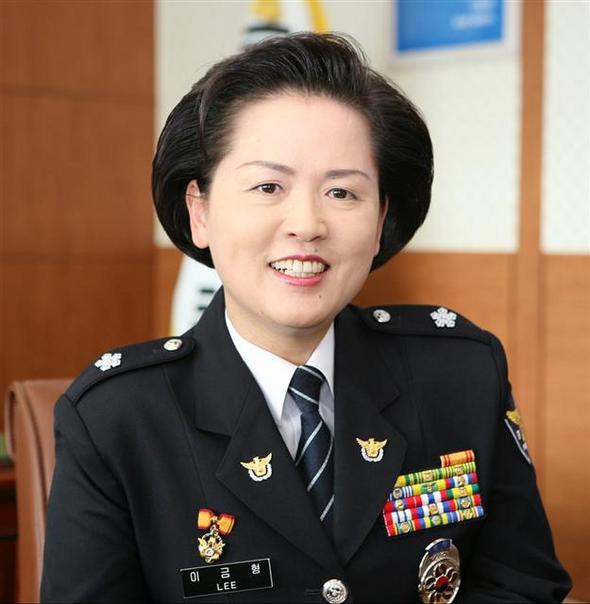 ‘올해의 여성상‘ 받는 이금형 차장 (청주=연합뉴스) 다음달 3일 시상식이 예정된 한국여성단체협의회의 ‘올해의 여성상‘ 수상자로 선정된 이금형(51) 충북지방경찰청 차장. 그는 "더 분발하고 매진하라는 채찍과 격려로 받아들이겠다"고 말했다. 2009.10.30 /2009-10-30 15:15:39/ 