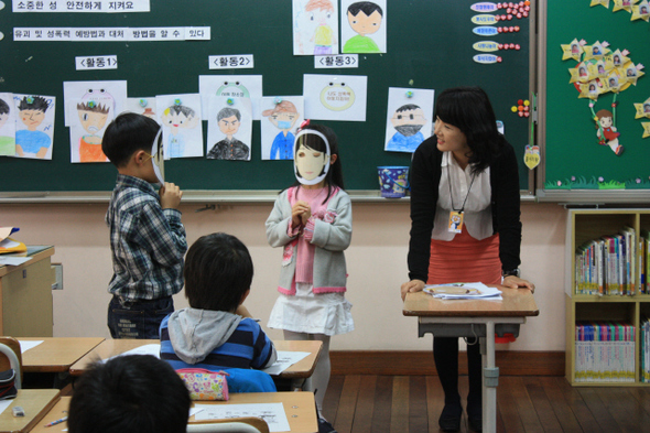 10월28일 경기도 안산 초지초등학교 1학년 4반 학생들이 엄미영 교사와 함께 성폭력 예방 교육을 하고 있다.