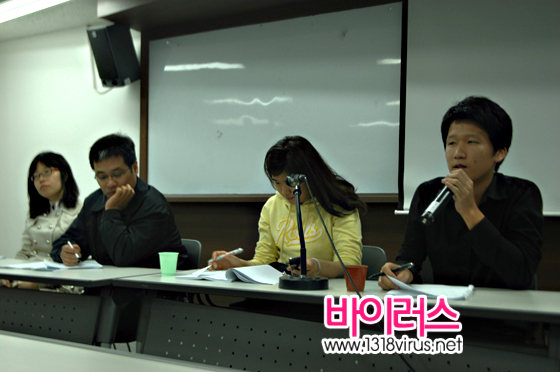 오른쪽으로부터 김인식 군, 발칙한 씨, 김태균 사무국장, 조영선 교사  ⓒ 인터넷뉴스바이러스
