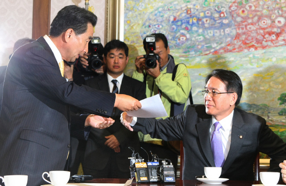 이강래 민주당 원내대표(왼쪽)가 3일 오전 국회의장실을 항의 방문해, 언론관련법 처리와 관련한 민주당 의원 전체 명의의 공개질의서를 김형오 국회의장에게 전달하고 있다.  김진수 기자 jsk@hani.co.kr