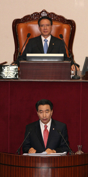 이강래 민주당 원내대표(아래)가 4일 오전 국회 본회의장에서 교섭단체 대표연설을 하고 있다. 이 원내대표는 이 연설에서 “언론악법이 국회에서 재처리되는 그날까지 국민과 더불어 끝까지 투쟁할 것”이라고 밝혔다.  박종식 기자 anaki@hani.co.kr