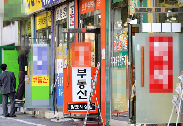 정부가 은행권의 총부채상환비율(DTI) 규제를 제2금융권까지 확대한 지난달 12일 오후 서울 송파구 부동산 업소 주변이 한산한 모습을 보이고 있다.  연합뉴스