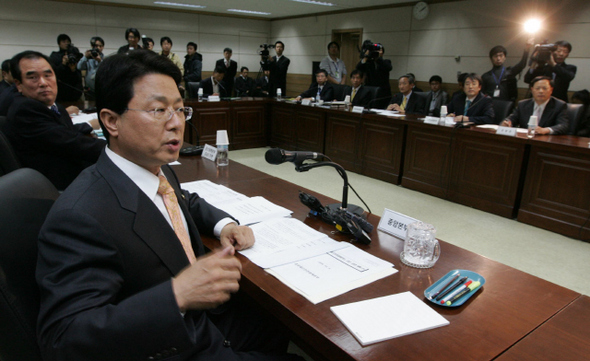 이달곤 행정안전부 장관이 4일 오후 서울 세종로 정부중앙청사에서 신종플루에 통합 대처하기 위한 범정부 차원의 중앙재난안전대책본부 첫 회의를 주재하고 있다.  이종찬 선임기자 rhee@hani.co.kr