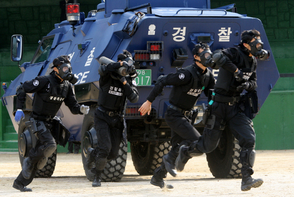 5일 오전 서울 서초구 방배동 서울특공대 훈련장에서 열린 제3회 경찰특공대 전술능력평가대회에서, 전술단체전에 참가한 특공대원들이 방독면을 쓰고 가상 테러현장으로 달려가고 있다.  강재훈 선임기자 khan@hani.co.kr