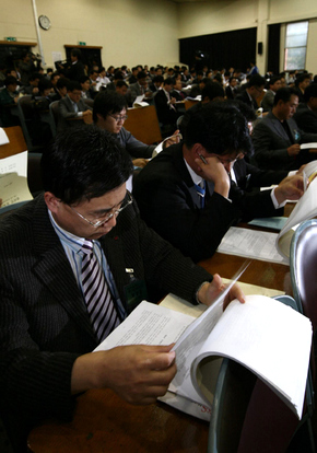 쌍용자동차의 회생 여부를 판가름할 ‘특별조사기일 및 제2·3회 관계인 집회’에 참가한 쌍용차 채권단 등이 6일 오후 서울 서초구 서울중앙지법 파산부 1호실에서 집회 시작을 기다리고 있다.  이종근 기자 root2@hani.co.kr