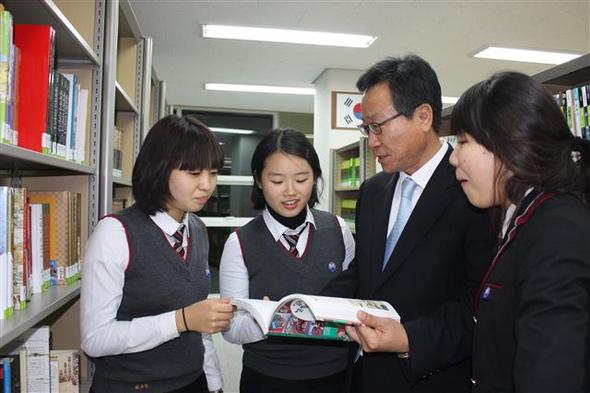 특목고 학생들만 수월성 교육의 대상으로 삼는 것은 낡은 교육이다. 일반계고 명호고의 ‘모든 학생을 위한 수월성 교육’은 현재 특권 계층에 머물러 있는 수월성 교육 앞에 새로운 패러다임을 제시할 것이다. 사진은 박찬규 교장과 명호고 학생들.