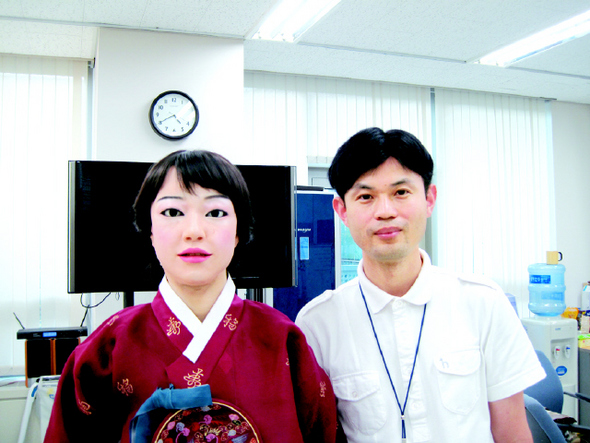 왼쪽부터 에버, 이동욱(36)박사