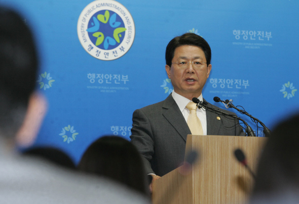 행정안전부가 10일 발표한 행정구역 자율통합  여론조사 결과 상당수 지역에서 통합에 찬성한 것으로 나타났다. 이달곤 행정안전부 장관이 10일 오전 세종로  정부중앙청사에서 행정구역 통합 여론조사 결과 브리핑을 열고 "통합자치단체가 시ㆍ군 통합의 성공적인 모범 사례가 되도록 범정부적인 지원에 나서겠다"고 말하고 있다.  이종찬 선임기자 rhee@hani.co.kr