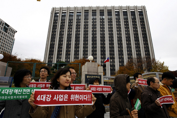 “공사 멈추라” ‘4대강 죽이기 저지 범국민대책위’ 회원들이 10일 오후 서울 세종로 정부중앙청사 앞에서 4대강 사업의 졸속 환경영향평가와 공사 강행을 규탄하는 기자회견을 하고 있다.  김명진 기자 littleprince@hani.co.kr