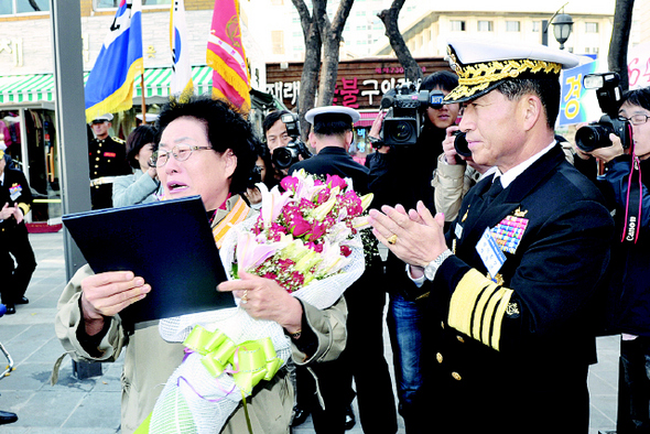  서울 관훈동에 있는 해방병단의 결단식 터에서 11일 열린 해군창설 제64돌과 손원일 제독의 탄신 100돌 기념식에서 정옥근 해군참모총장이 6·25 당시 대한해협해전에서 전사한 고 전병익 일등병조(중사)의 을지무공훈장을 57년 만에 여동생 전광월씨에게 전달하고 있다.