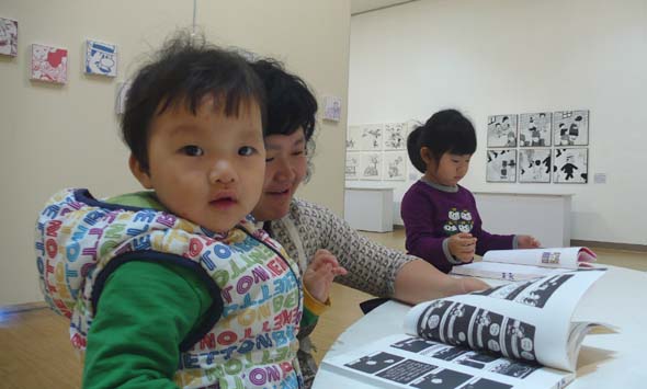 12일 만화전을 보러온 한 가족이 전시장 안에서 만화를 읽으며 행복한 시간을 보내고 있다. 광주시립미술관 제공