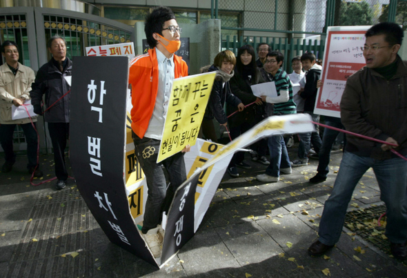 <b>수능 수험장 밖 풍경</b> ‘입시폐지 대학평준화 전국 공동행동’ 회원들이 12일 오전 서울 세종로 정부중앙청사 앞에서 ‘경쟁과 입시 고통의 벽을 허무는 상징의식’을 펼치고 있다. 이들은 “현재의 수능시험을 대입자격고사로 바꿔 대학을 평준화해야 한다”고 주장했다.  이종찬 선임기자 rhee@hani.co.kr