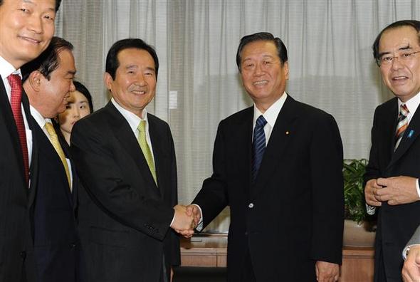 일본을 방문중인 정세균 민주당 대표가 12일 오후 도쿄에서 오자와 이치로 민주당 간사장과 만나 양당 교류 방안과 북핵 문제 등 한일간 외교 현안에 대해 의견을 교환하기에 앞서 악수하고 있다.  민주당 제공