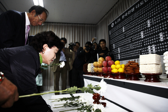 13일 오후 ‘한국전쟁 다도양민 희생자 합동위령제’가 열린 전남 나주시 다도면 복지회관에서 유가족들이 희생자 명단이 적힌 제단에 꽃을 바치고 있다.나주/김명진 기자 <A href="mailto:littleprince@hani.co.kr">littleprince@hani.co.kr</A>