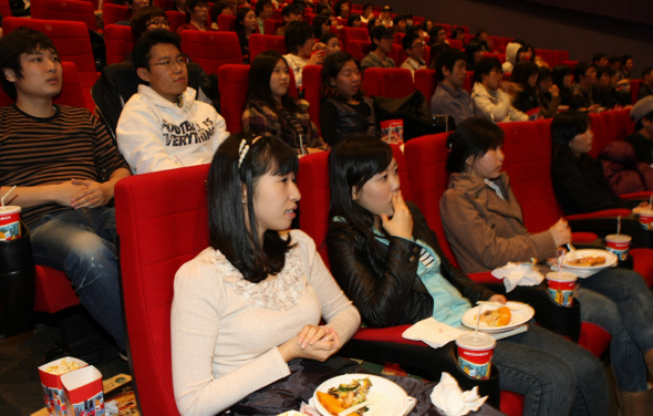 13일 서울 서대문구 한 영화관에서 열린 인턴채용설명회에서 참석 학생들이 피자와 음료를 먹으면서 회사설명을 듣고 있다. 김진수 기자 jsk@hani.co.kr