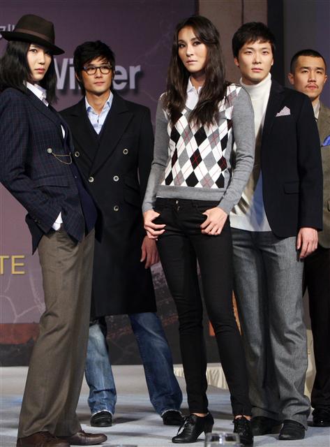  15일 서울 중구 롯데호텔에서 롯데백화점 주최로 열린 ‘2009년 남성복 겨울패션쇼’에서 모델들이 보온성이 뛰어나면서 날씬한 겨울 남성 패션을 선보이고 있다.  연합뉴스