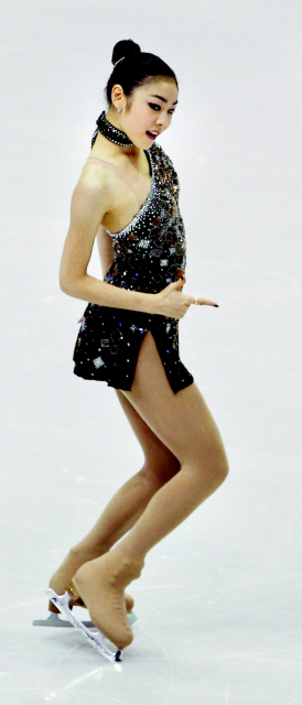‘피겨 여왕’ 김연아가 15일(한국시각) 열린 2009~2010 그랑프리 5차 대회 스케이트 아메리카 여자싱글 쇼트프로그램에서 ‘본드 걸’ 포즈를 취하고 있다. 레이크플래시드/연합뉴스