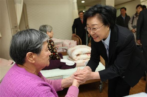 한명숙 노무현재단 이사장이 19일 오전 인천시 연수구 인천 사할린동포복지회관을 방문해 사랑의 쌀을 전달하기에 앞서 동포 어르신들을 위문하고 있다.  인천/연합뉴스