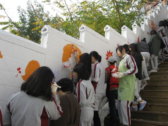 장원중학교 학생들이 중구 신당2동 충헌경로당 골목길에서 벽화를 그리고 있다. 중구청 제공
