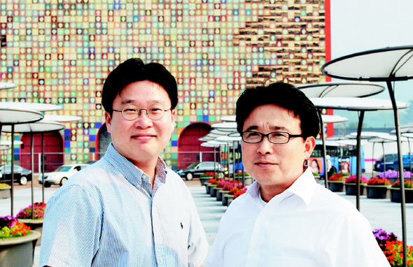 미국 뉴욕에서 활동하는 설치미술가 강익중(오른쪽)씨와 ‘한국 홍보 전문가’로 활동중인 서경덕(왼쪽) 성신여대 객원교수는 18일(현지 시각) 반기문 유엔 사무총장 관저에 강씨의 한글 작품, ‘한글과 유엔’을 기증하기로 했다고 밝혔다.