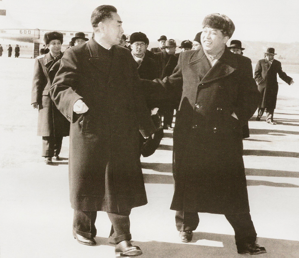 1958년 2월 저우언라이(앞줄 왼쪽) 중국 총리가 평양에 도착하자 김일성(앞줄 오른쪽) 중국 내각총리가 그를 공항에서 맞이해 환영하고 있다. 이 방문 동안 저우 총리와 김일성 총리는 중국인민지원군이 1958년 말까지 차례로 북한에서 철수하기로 하는 내용의 공동성명에 서명했다. 사진출처: <중조수교60주년> 사진집