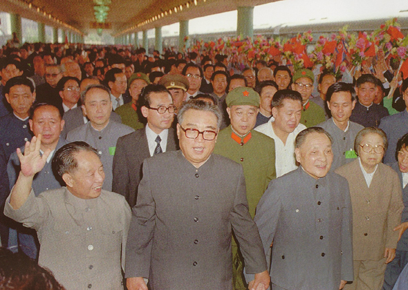 1982년 9월16일 김일석 북한 국가주석(사진 앞줄 가운데)이 중국 국빈방문을 위해 특별열차로 베이징역에 도착해 덩샤오핑(앞줄 오른쪽)과 후야오방(앞줄 왼쪽) 등 중국 당과 정부 지도자의 환영을 받고 있다. 사진출처: <중조수교60주년> 사진집