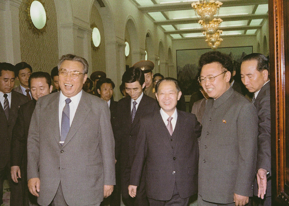 1985년 5월4일 후야오방 중국공산당 총서기(사진 앞줄 가운데)가 북한을 비공식 방문해 김일성(앞줄 왼쪽) 조선노동당 총비서, 김정일 조선노동당 중앙위원회 비서(앞줄 오른쪽)과 함께 연회장에 들어가고 있다.