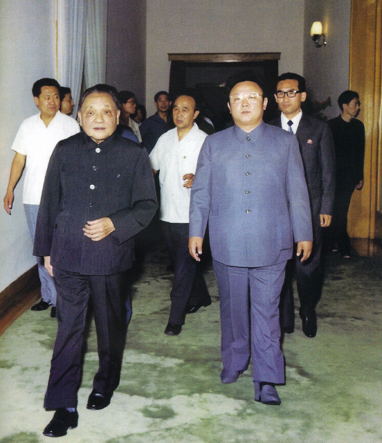  1983년 6월 김정일(사진 앞줄 오른쪽) 당시 조선노동당 중앙위원회 비서가 중국을 방문해, 중국 최고지도자 덩샤오핑(앞줄 왼쪽)과 만나고 있다. 이 만남은 김정일이 김일성 주석의 후계자로 중국의 인정을 받는 의미를 담고 있다. 한국에서는 처음 공개되는 사진이다. 사진출처: <중조수교60주년> 사진집