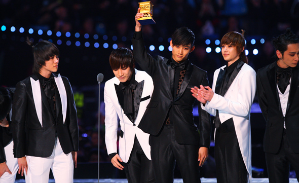 21일 오후 잠실실내체육관에서 열린 ‘2009 MAMA(Mnet Asian Music Awards)‘에서 올해의 가수상을 수상한 그룹 2PM이 소감을 말하고 있다. 연합뉴스