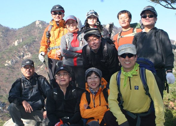 도봉산행을 함께한 이들.뒷 줄 왼쪽 끝이 최홍건 한국산악회장, 그 옆이 오은선씨.